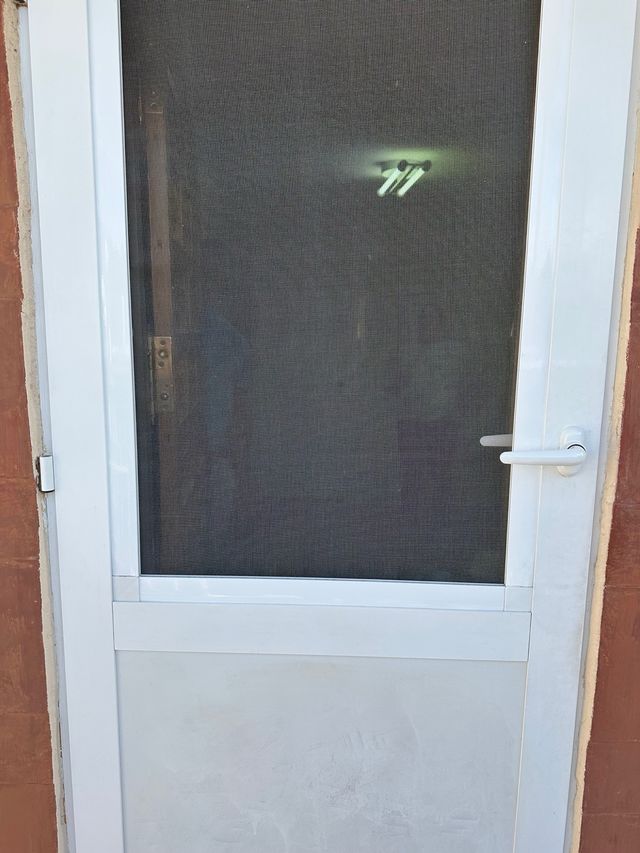 Puerta de aluminio con mosquitera