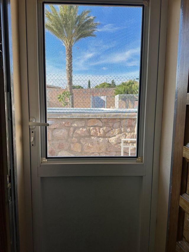 Puerta de aluminio con mosquitera