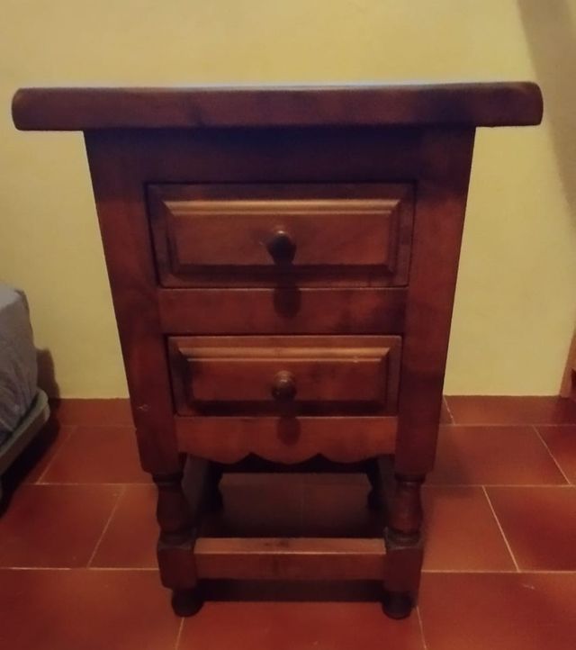 Mesita de noche madera maciza