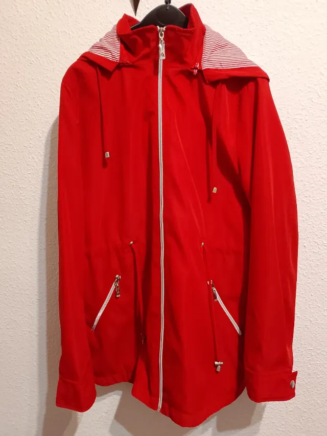 Chaqueta roja con capucha para mujer