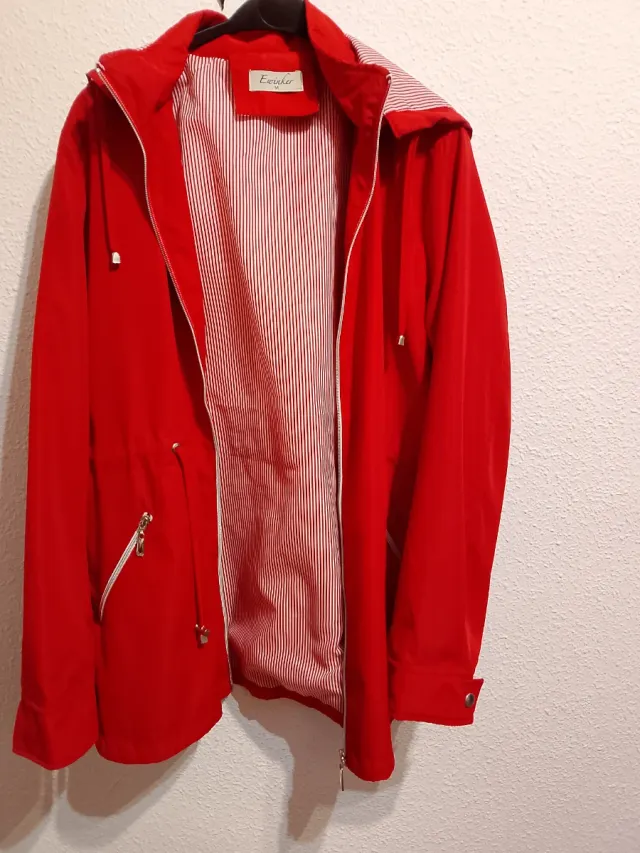 Chaqueta roja con capucha para mujer