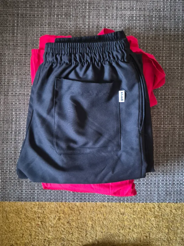 Conjunto Ropa Trabajo Camisa Roja y Pantalón Negro