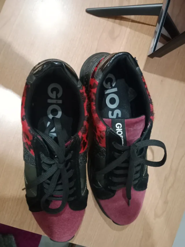 Zapatillas Mujer Gioseppo Negras y Rojas