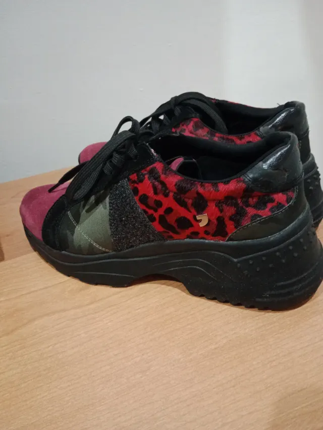 Zapatillas Mujer Gioseppo Negras y Rojas