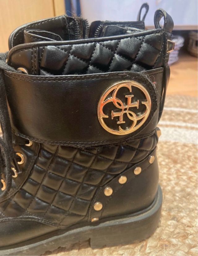 Botas Guess negras con detalles dorados