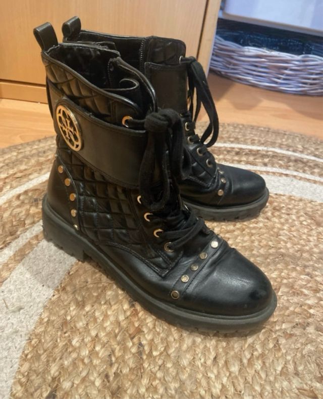 Botas Guess negras con detalles dorados