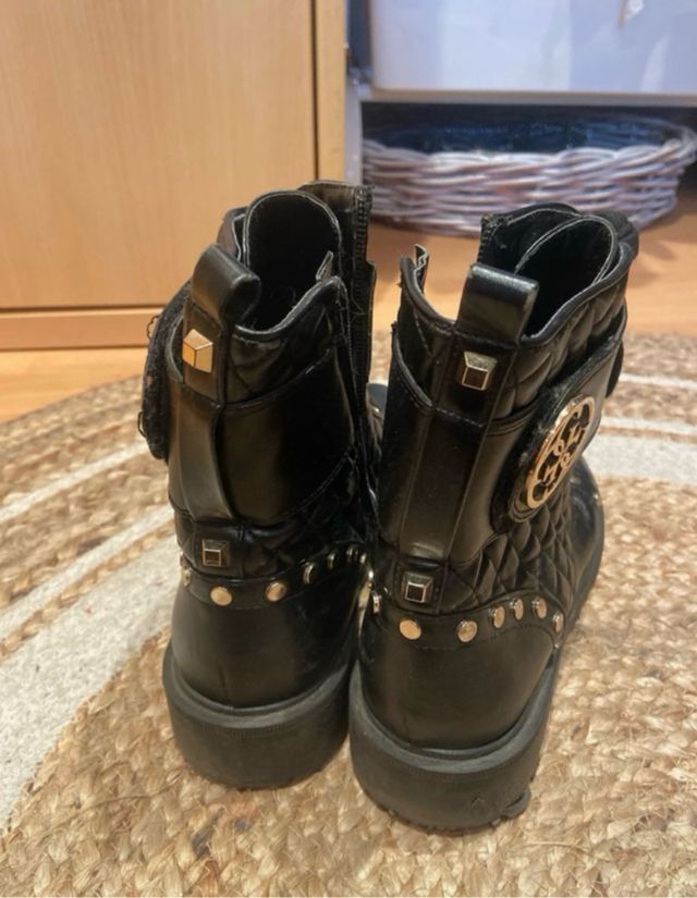 Botas Guess negras con detalles dorados