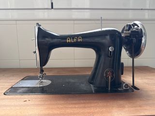 Máquina de coser Alfa antigua