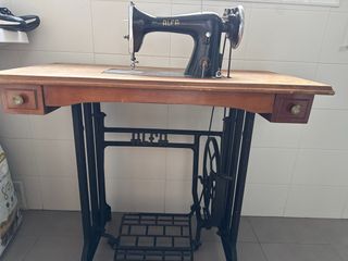 Máquina de coser Alfa antigua