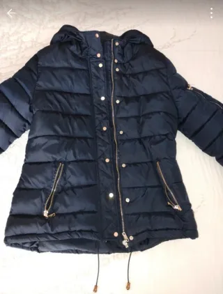 Cazadora acolchada azul con detalles dorados