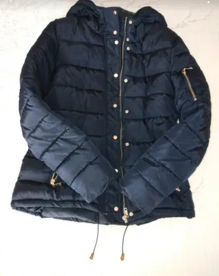 Cazadora acolchada azul con detalles dorados