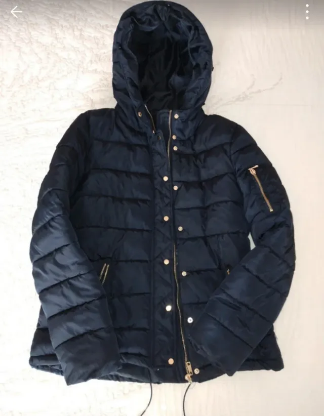 Cazadora acolchada azul con detalles dorados