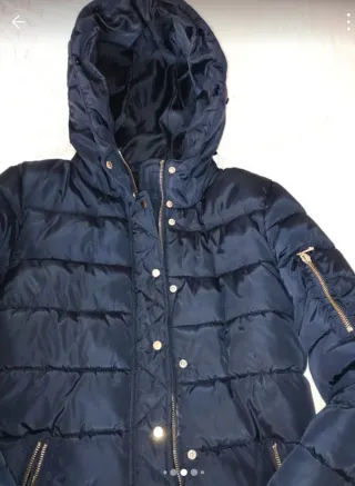 Cazadora acolchada azul con detalles dorados