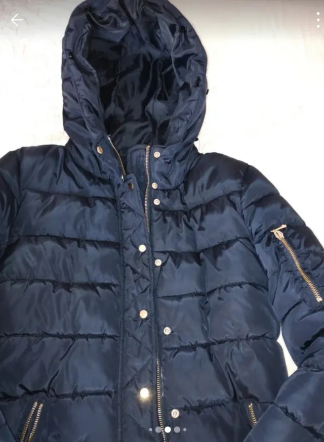 Cazadora acolchada azul con detalles dorados