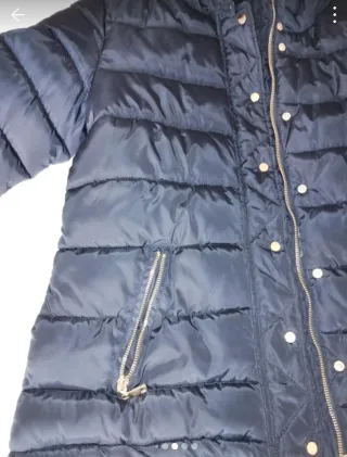 Cazadora acolchada azul con detalles dorados