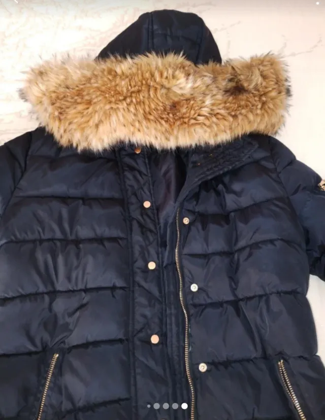 Cazadora acolchada azul con detalles dorados