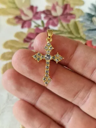 Colgante Cruz Pequeña Dorada con Cristales