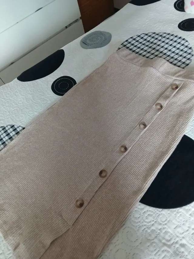 Falda beige de canalé con botones