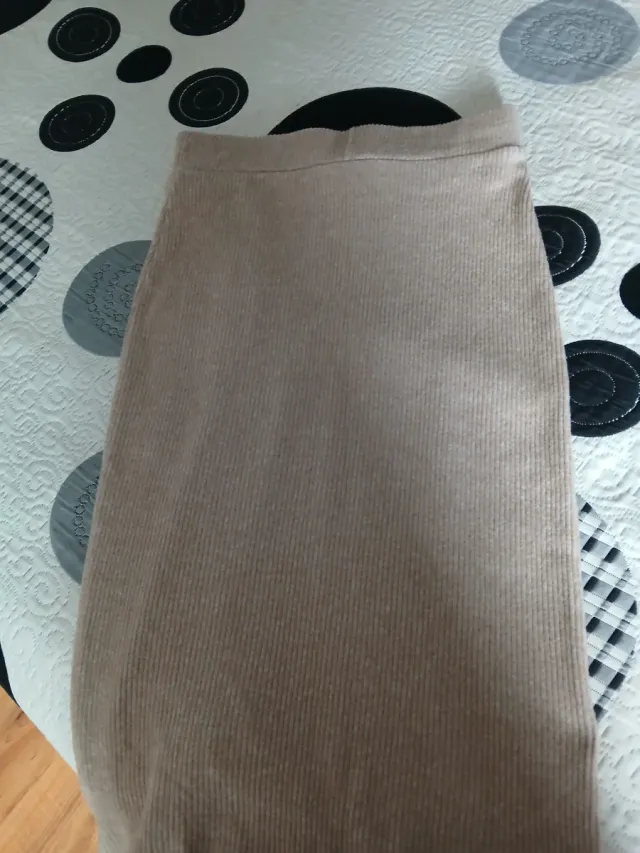 Falda beige de canalé con botones