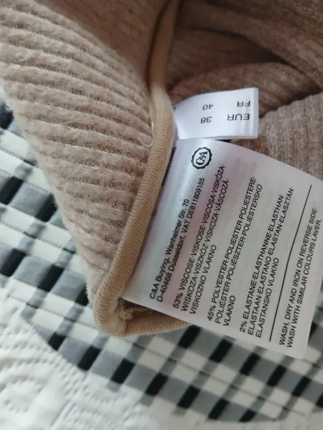 Falda beige de canalé con botones