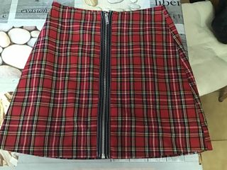 Falda escocesa roja con cremallera