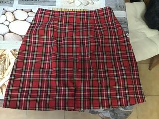 Falda escocesa roja con cremallera