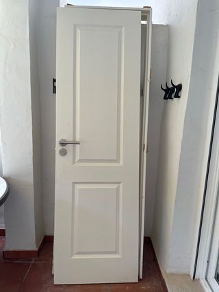 Puerta interior madera lacada y marco