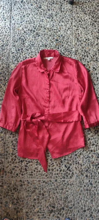 Blusa roja topos abotonada con cinturón