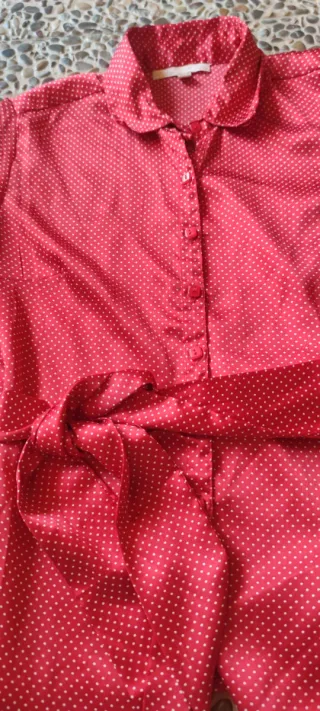 Blusa roja topos abotonada con cinturón