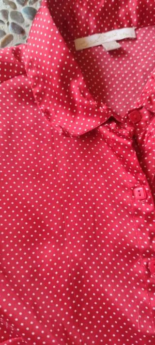 Blusa roja topos abotonada con cinturón