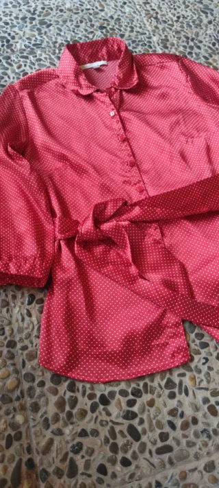 Blusa roja topos abotonada con cinturón