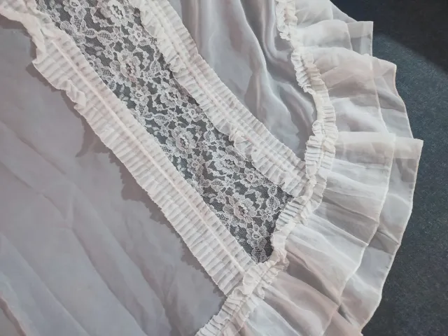 Antiguo cubrecojín gasa y encaje