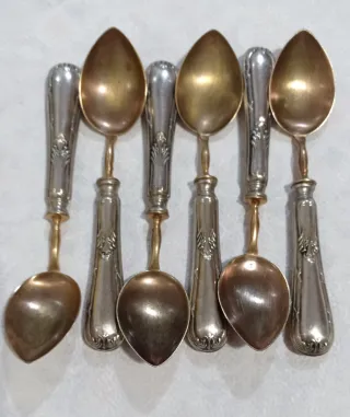 Seis cucharas antiguas postre plateadas y doradas