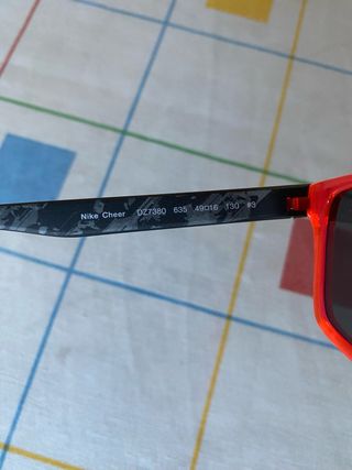 Gafas de sol Nike niño naranja y negro