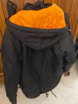 Chaqueta con capucha negra y naranja