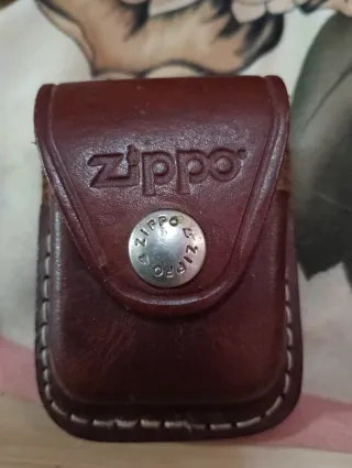 Funda Zippo de cuero marrón