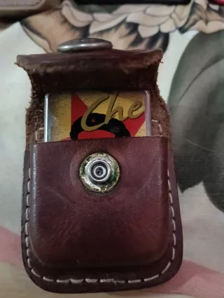 Funda Zippo de cuero marrón
