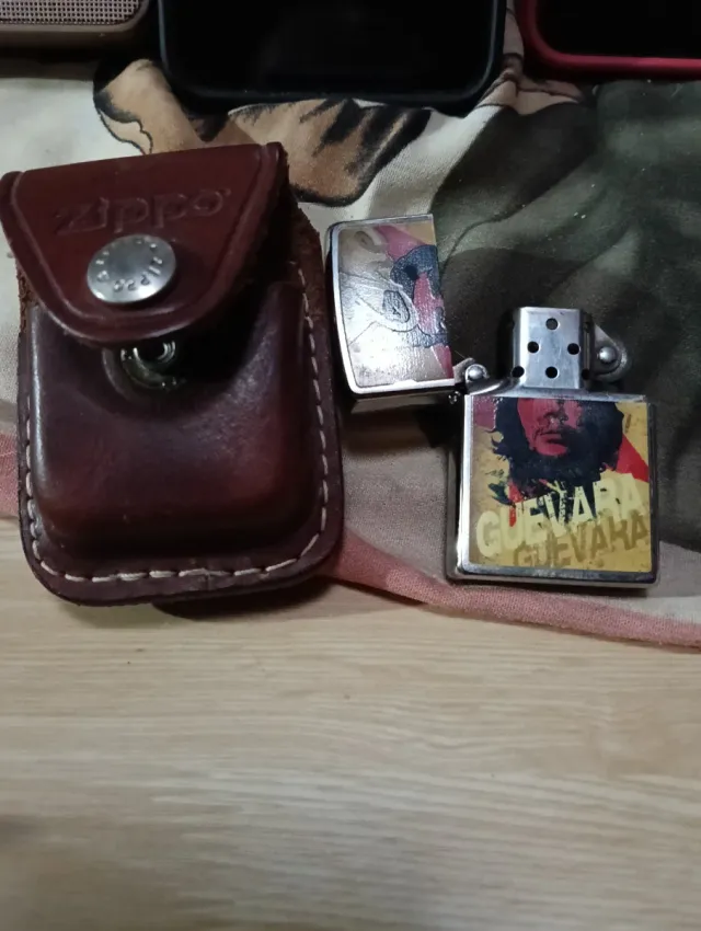 Funda Zippo de cuero marrón