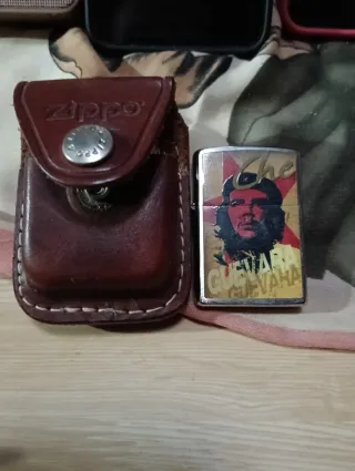 Funda Zippo de cuero marrón