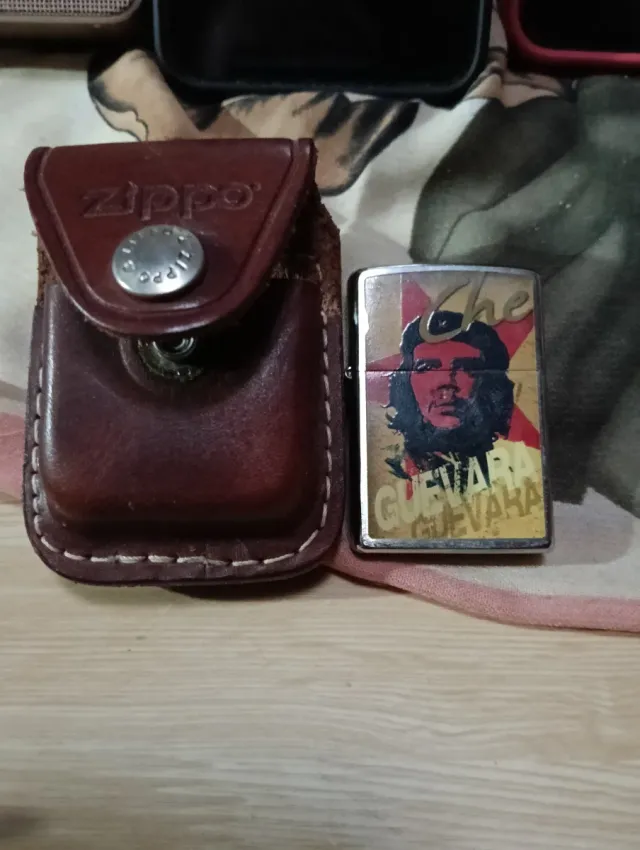 Funda Zippo de cuero marrón