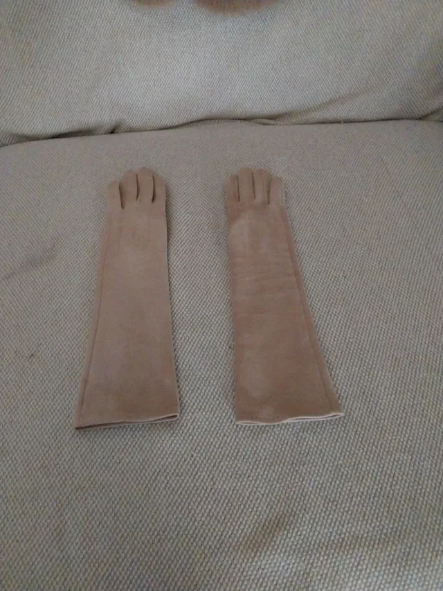Estola pelo sintético y guantes beige.