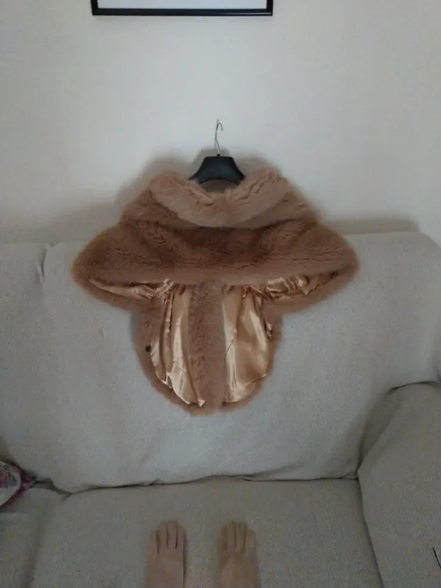 Estola pelo sintético y guantes beige.