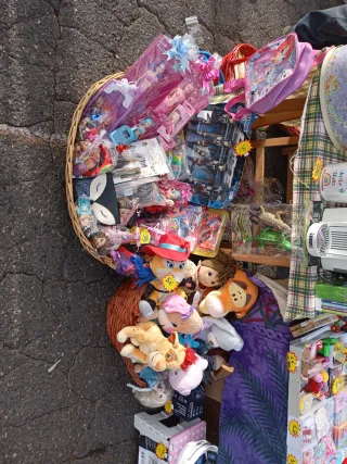 Banco mercatino con oggettistica varia