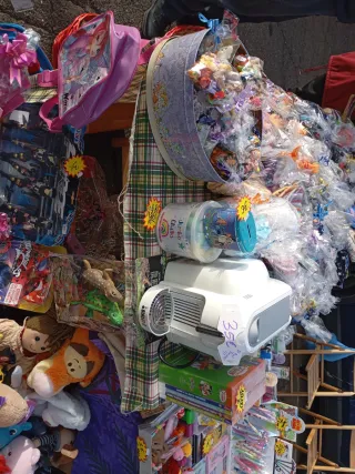 Banco mercatino con oggettistica varia