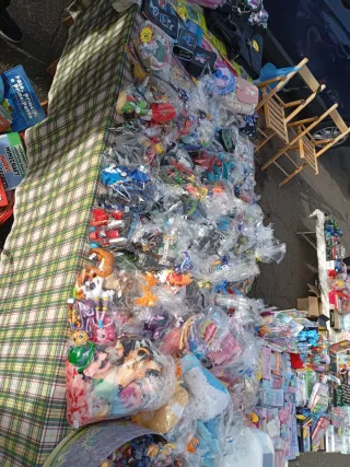 Banco mercatino con oggettistica varia