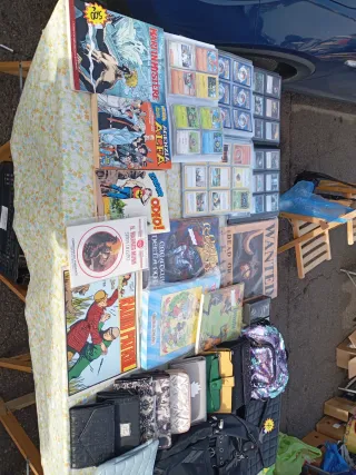 Banco mercatino con oggettistica varia