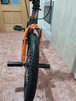 Bicicleta BMX negra y naranja