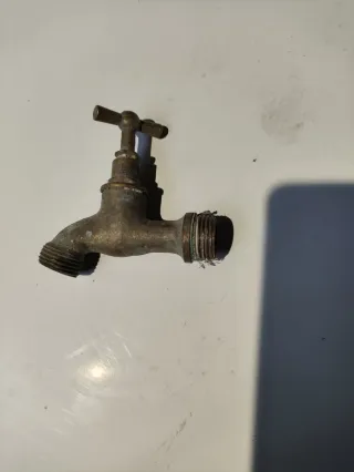 Grifo de latón antiguo