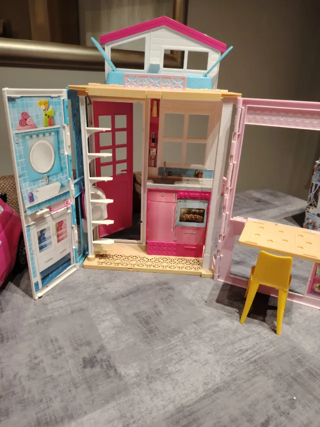 Casa, Vestidor y Coche Barbie