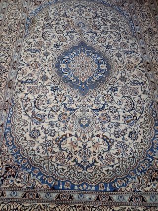 Alfombra de lana beige y marrón